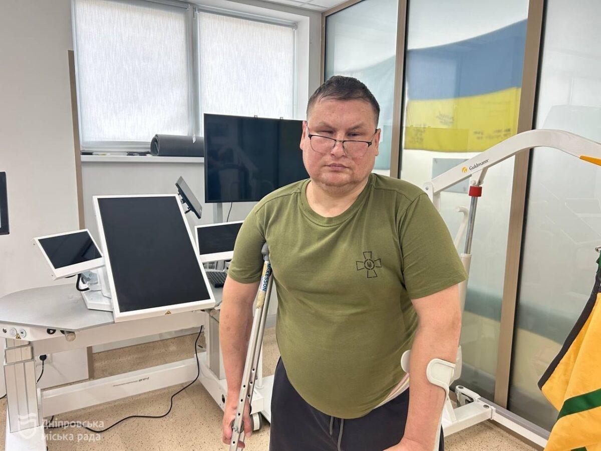 «Я приїхав немічним, тепер можу сам себе обслуговувати»: захисник Роман відновлюється у реабілітаційному центрі Дніпра