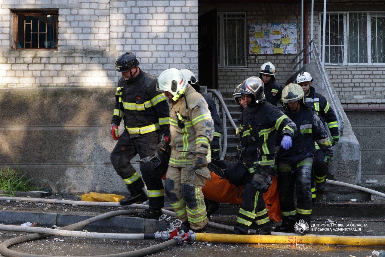 Троє загиблих: рятувальники знайшли ще одне тіло у зруйнованій багатоповерхівці Дніпра