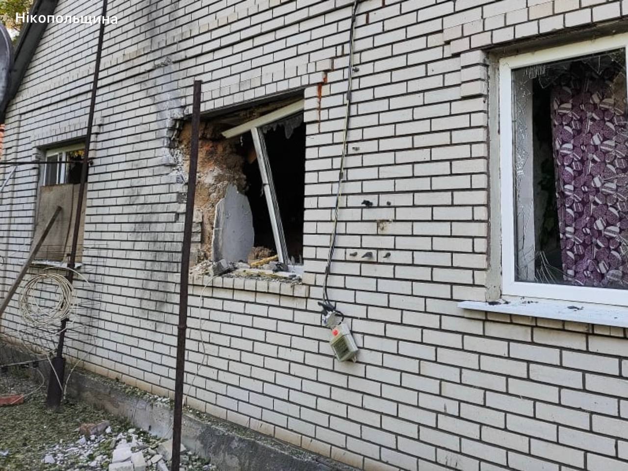Дрони вночі атакували три райони Дніпропетровщини: пожежі, пошкоджені будинки та АЗС
