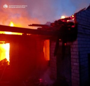 Дронова атака на Дніпропетровщині: деталі масштабної пожежі