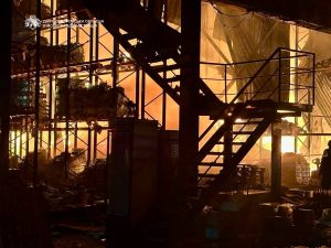 Тривога в Дніпрі: масштабна пожежа після нічної атаки