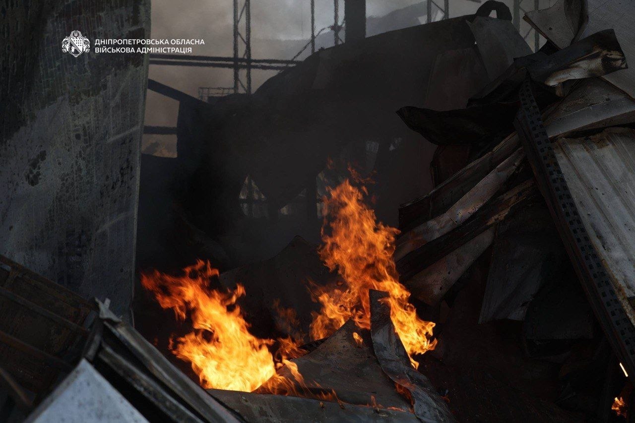 пожежа та сильний вогонь на місці влучання балістики у дніпрі обстріл 20 травня