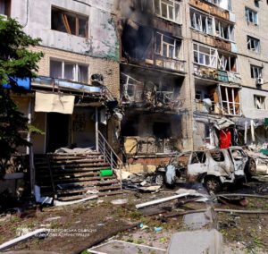 Пожежа після удару у Павлограді: горить багатоповерхівка
