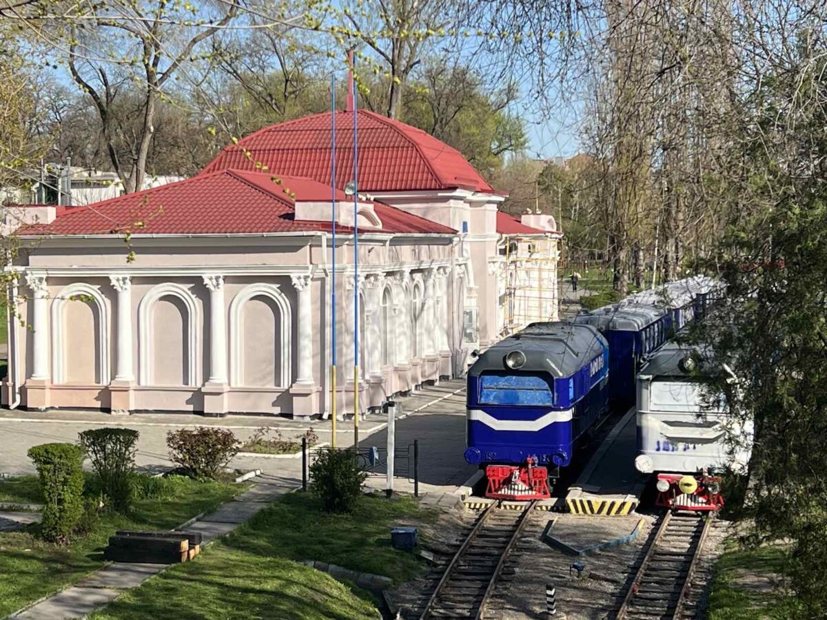 Дитяча залізниця у Дніпрі відкриває сезон: коли перший рейс і як потрапити