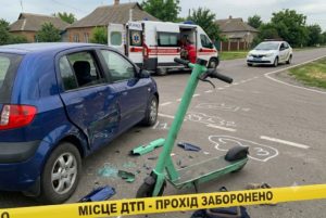 Троє підлітків на електросамокаті врізалися в авто на Дніпропетровщині