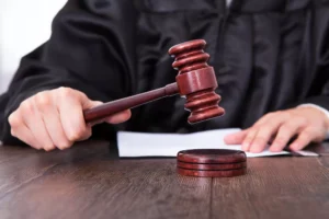 Шокуючий випадок: суд над чоловіком за насильство над дитиною у Дніпрі