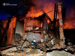 Трагедія у Дніпрі: рятувальник загинув під час гасіння пожежі після обстрілу