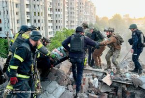 Тривожна ніч у Дніпрі: кількість жертв ракетного удару зростає