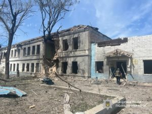 Авіаудар по Дніпропетровщині: двоє у важкому стані, руйнування будинків