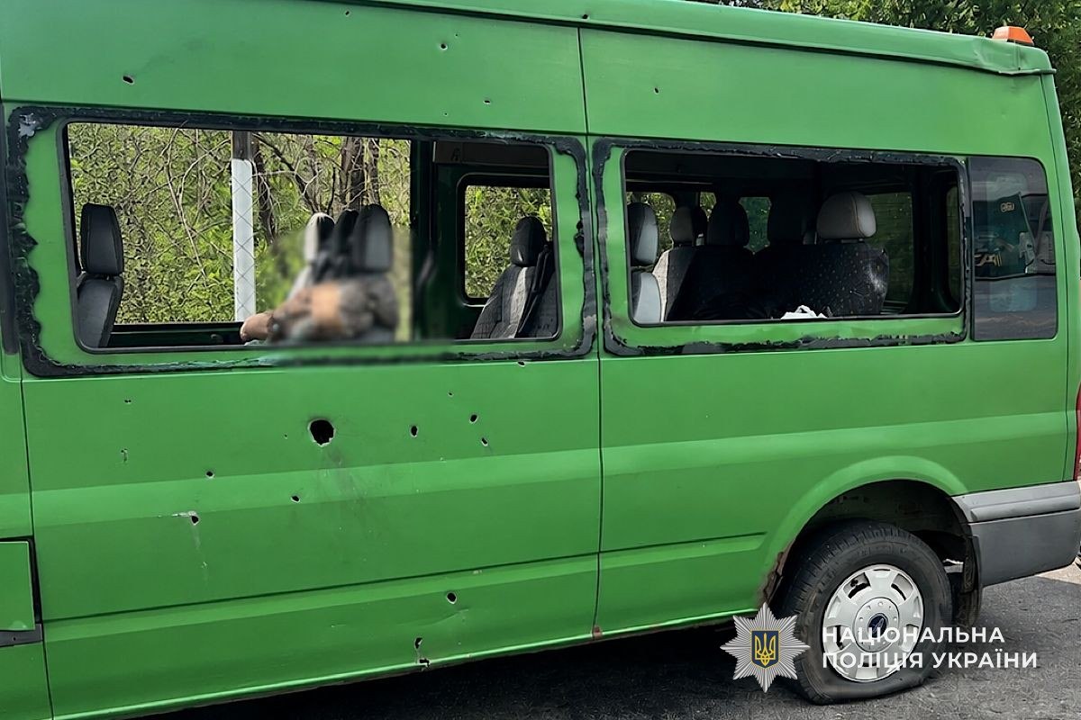 Ворог атакував маршрутку на в'їзді в Нікополь: двоє загиблих, серед поранених — діти (ФОТО)