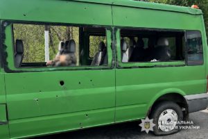 Атака на маршрутку в Нікополі: загиблі та поранені діти