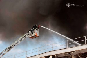 Пожежа в Самарі: потужний удар призвів до масштабного загоряння техніки