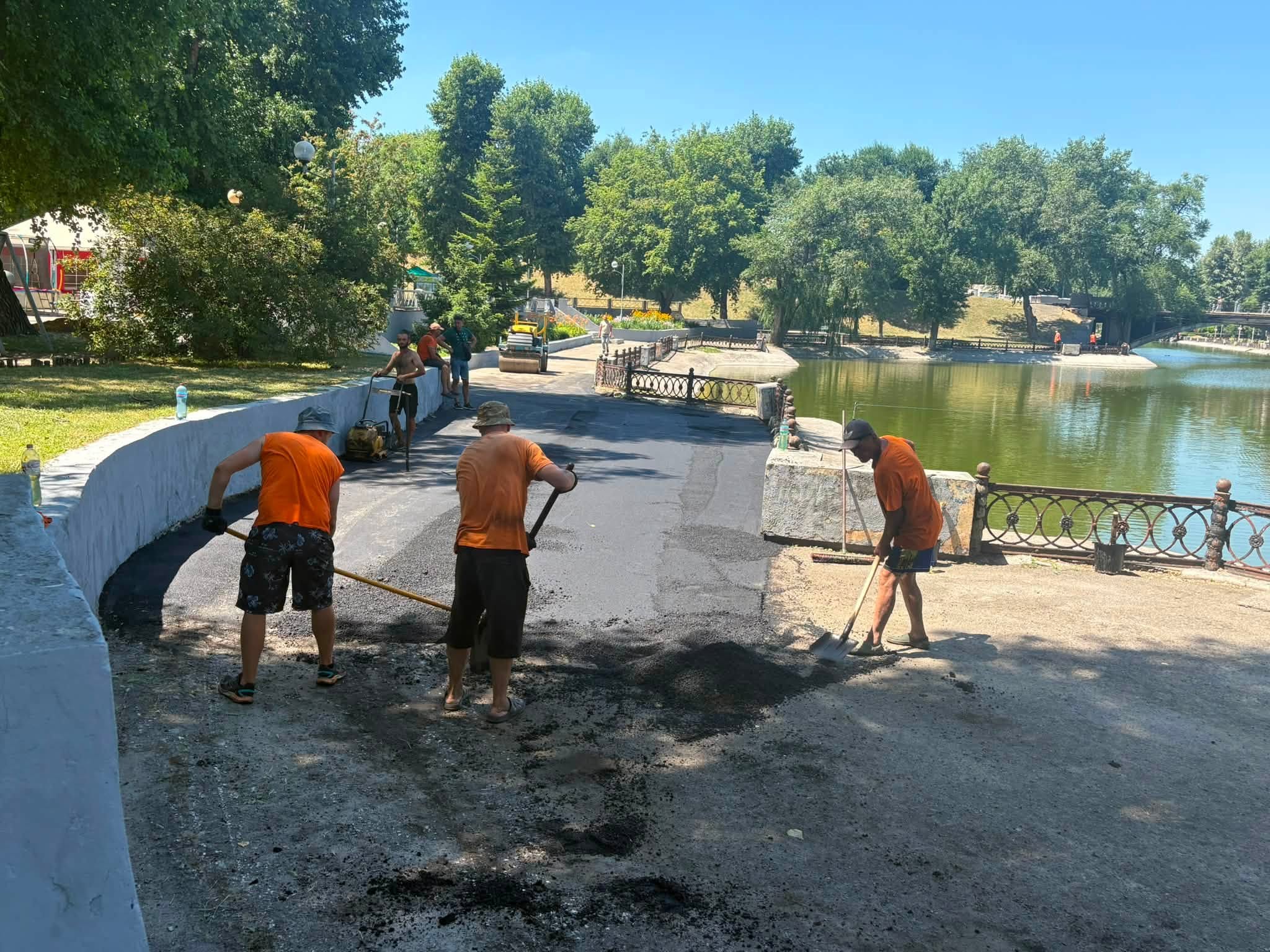 У Дніпрі в парку Глоби ремонтують асфальт: фото до та після