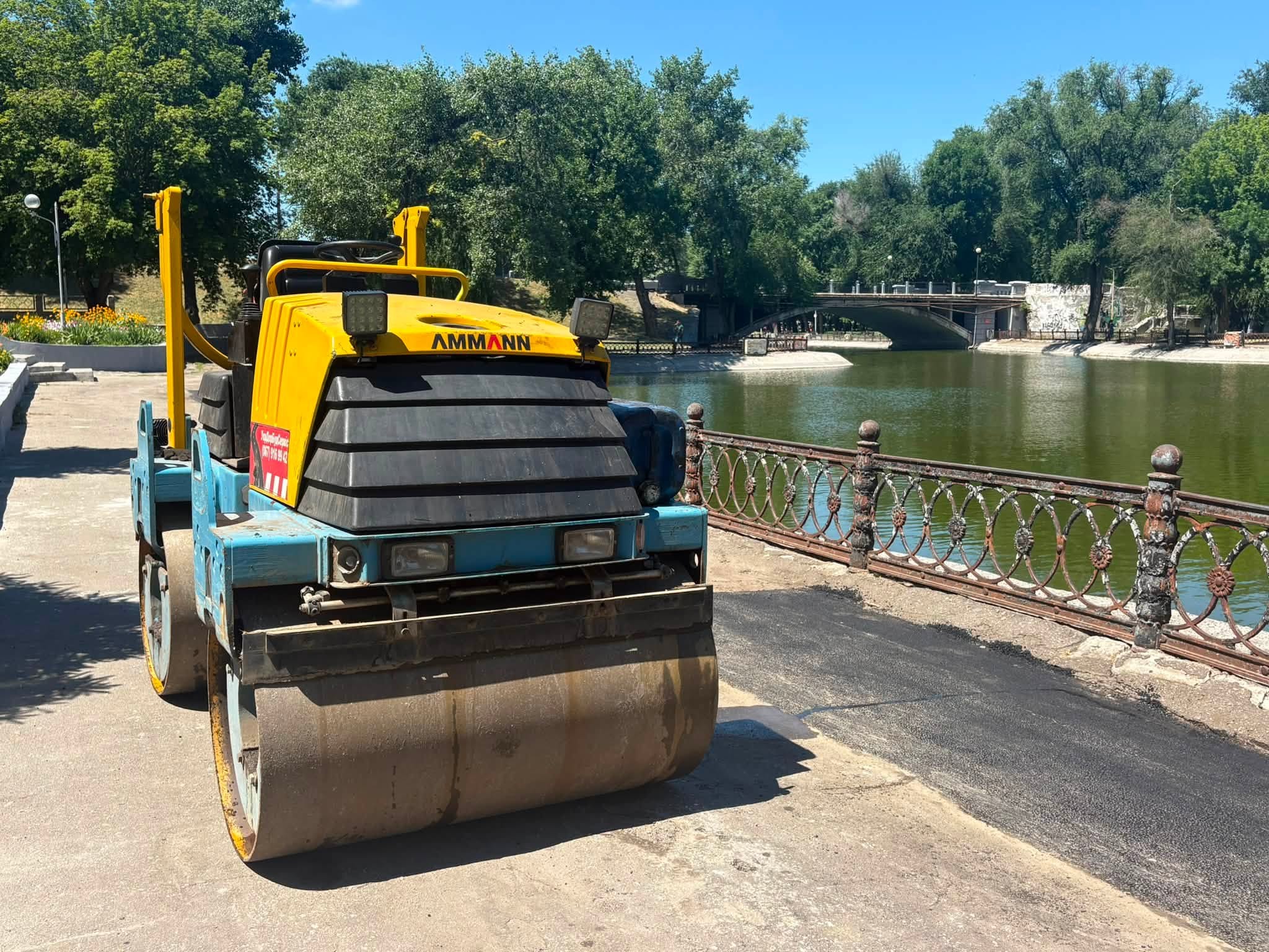 У Дніпрі в парку Глоби ремонтують асфальт: фото до та після