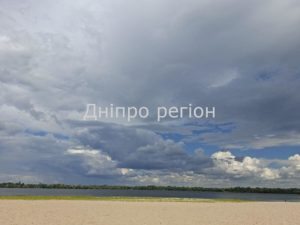 Холодний фронт зі шквалами: жовтий рівень небезпеки у Дніпрі